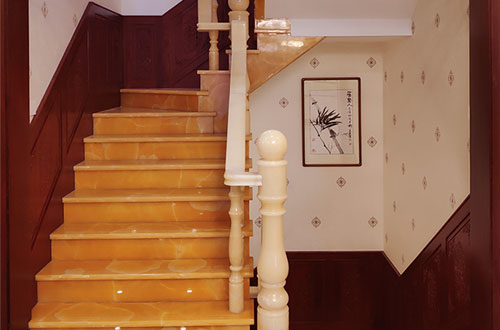 海口中式别墅室内汉白玉石楼梯的定制安装装饰效果